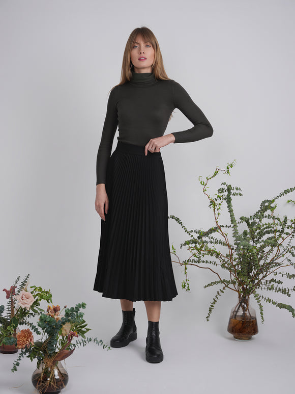 DEJ-WB2CM8032SM2 BLACK PLEAT SKIRT